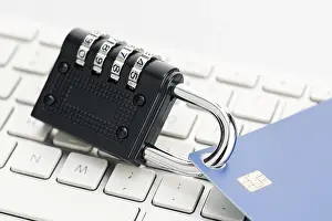 Bilder Datiert 11. April 2024: Sicherheitsverschluss geschlossen auf Kreditkarte am Computer-Tastatur.