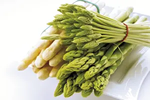 Grocery Store Vegetables Drucke: A selection of different types of asparagus