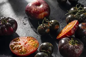Diverse Vegetable Selection Drucke: A selection of diverse heirloom tomatoes