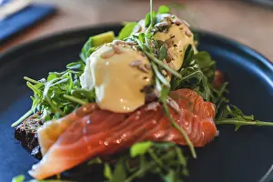 Healthy Balanced Diet Drucke: Selective focus on breakfast on the plate