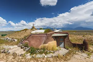 Drucke von Selbstversorgende Erdbauwerke, Haus, Solarenergie, Alternative, Energie, erneuerbar, Earthship, New Mexico USA New Mexico Drucke: Selbstversorgende Erdbauten.