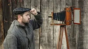 Retro Photography Equipment Drucke: Selfie of old fashioned man on large format camera