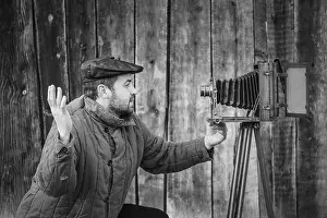 Black And White Portrait Photo Drucke: Selfie of old fashioned man on large format camera