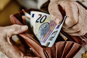 Unemployment In Germany Drucke: Senior citizen pulls a 20 euro note from her wallet