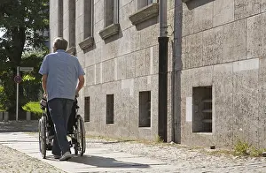 Wheelchair Assistance Drucke: Senior couple