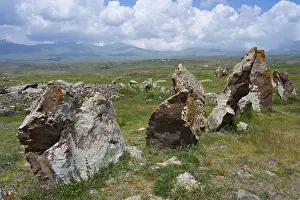 Ancient Civilization Monuments Drucke: A series of stone monuments on a grassy area