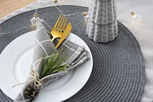 Minimalist Christmas Decor Drucke: Serving a festive table with plates