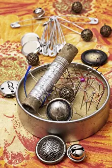 Sewing Accessories Drucke: Set of accessories for sewing threads and buttons