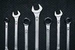 Technical Background Drucke: Set of chrome wrenches on steel surface