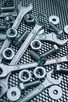 Chrome Wrenches Drucke: Set of chrome wrenches on steel surface