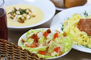 Healthy Eating Habit Drucke: Set dinner of three courses, salad