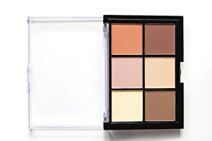 Studio Shot Cosmetics Drucke: Set of nude eyeshadows in black case on white background