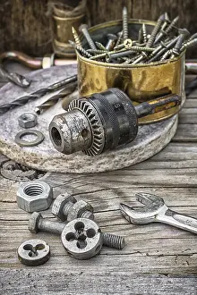 Old Tools Drucke: Set of old tools of the keys, screws and drills Selective focus
