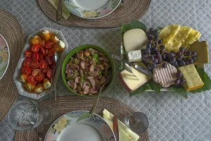 Tableware And Cutlery Drucke: Set table with cold buffet, tomatoes