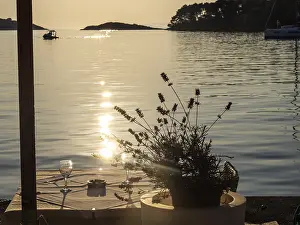 Southeast Europe Harbour View Drucke: Set table in the harbour of Pomena