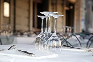 Tableware Arrangement Drucke: Set table with wine glasses