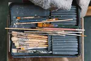 Studio Shot Art Drucke: A set of well-worn paintbrushes
