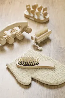 Hygienic Beauty Products Drucke: Set of wooden objects with bast