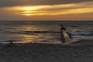 Northern Germany Seaside Resort Drucke: The setting sun at the beach in Ahrenshoop