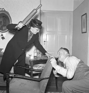 Black And White Interior Photo Drucke: Settling an argument in the 1940s