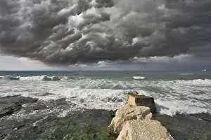 Stormy Mediterranean Sea Drucke: Severe storm cloud over the surf