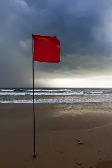 Stormy Evening Sky Drucke: Severe storm warning flags on beach
