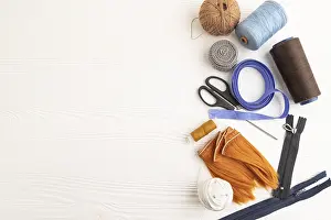 Flat Lay Studio Shot Drucke: Sewing accessories: scissors, thread