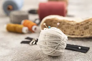 Handicraft Supplies Drucke: Sewing accessories: scissors, thread