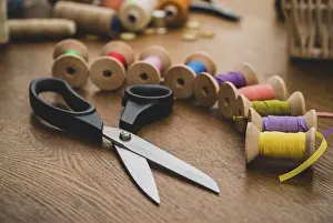 Colorful Thread Spools Drucke: Sewing concept. Scissors and colorful thread spools