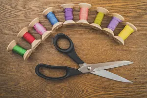 Handicraft Symbolism Drucke: Sewing concept. Scissors and colorful thread spools