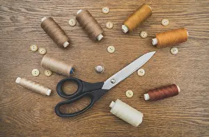 Sewing Concept Drucke: Sewing concept. Scissors, threads and buttons