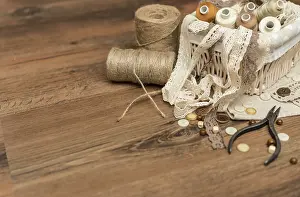Sewing Concept Drucke: Sewing concept. Thread spools, buttons and sewing needles