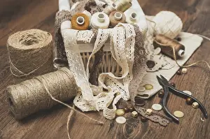 Sewing Concept Drucke: Sewing concept. Thread spools, buttons and sewing needles