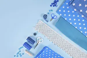 Sewing Tools Flat Lay Drucke: Sewing flat lay with various tools like fabric