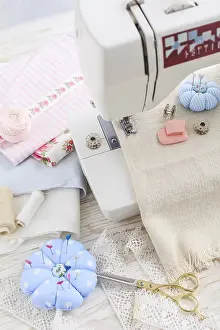 Handicraft Supplies Drucke: Sewing machine, tools and supplies