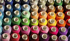 Multicolored Threads Drucke: Sewing threads as a multicolored background close up