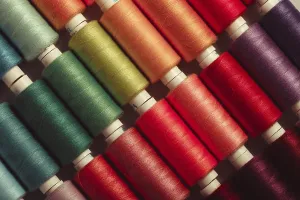 Multicolored Threads Drucke: The sewing threads multicolored background close up