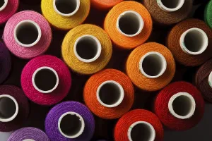 Multicolored Threads Drucke: Sewing threads multicolored background closeup
