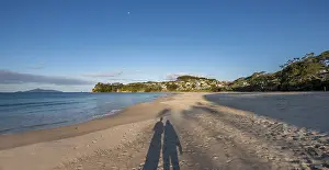 Couple On Beach Drucke: Shadow of two persons, couple on the beach
