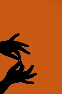 Holding Hands Image Drucke: Shadow play, shadow puppets with two hands