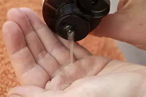 Hand Washing Techniques Drucke: Shampoo in hand
