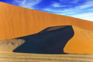 Namibia Landscape Drucke: Sharp border of light and shadow over the crest of the dune