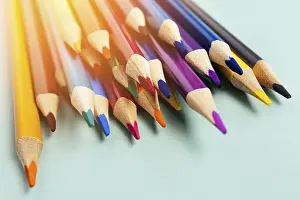 Drucke von Scharfe farbige Bleistifte für das Zeichnen liegen auf dem Tisch. Zubehör für Kreativität und Künstler. Hintergrund. Minimalismus und Ästhetik Minimalistische Kunstwerke Drucke: Scharfe farbige Bleistifte zum Zeichnen liegen auf dem Tisch.