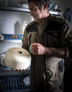 French Shepherd Drucke: Sheep's cheese making