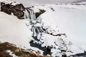 Drucke von Schafswasserfall bei Schnee, Westisland, Vesturland, Island Schafswasserfall bei Schnee, Westisland, Vesturland, Island Schneeschaf Drucke: Schafe-Wasserfall am Schnee.
