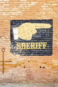 Wandmalereien Drucke: Sheriff-Spraymalerei auf einer alten Ziegelmauer.