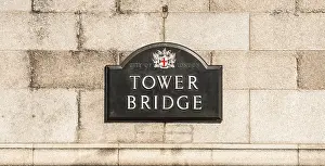 Historical England Images Drucke: Shield Tower Bridge, Tower Bridge