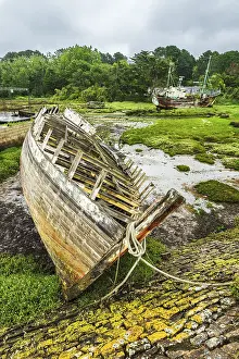 Drucke von Das Schiffsfriedhof von L'Abbesse, bekannt als Cimetière de bateaux, liegt in der Nähe von Plougasnou im Finistère, Bretagne, Frankreich Finistere Drucke: Das Schiffsfriedhof von L'Abbesse.