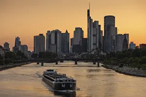 European City View Drucke: A ship sails along the Main in the evening