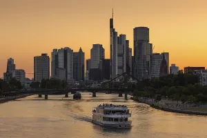 Summer Evening Atmosphere Drucke: A ship sails along the Main in the evening